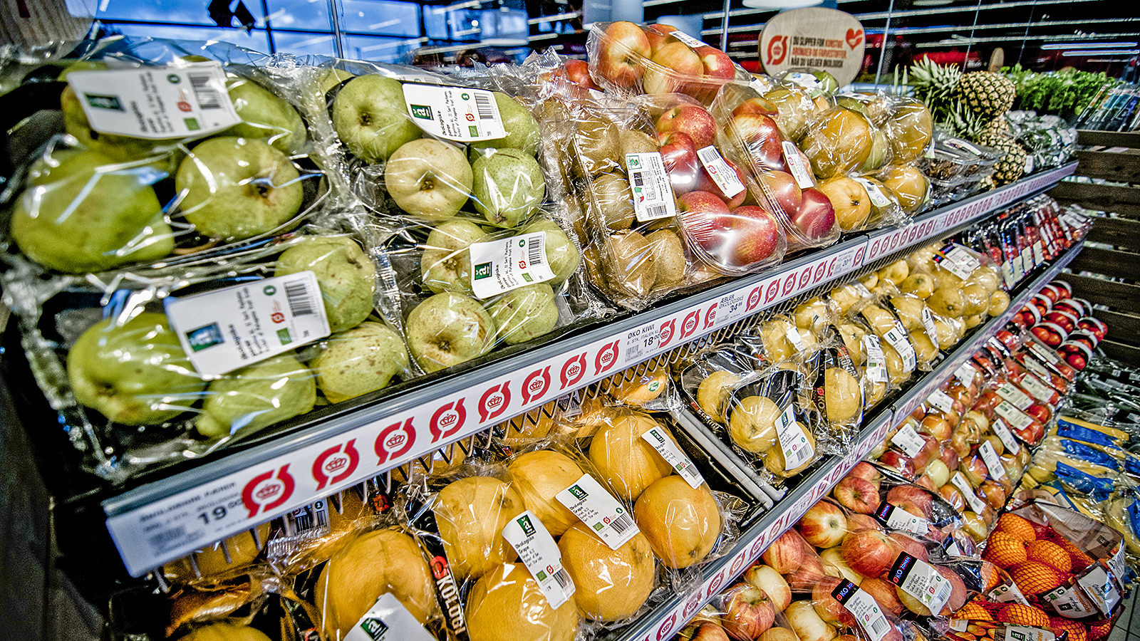 Økologisk frugt og grønt ligger på hylderne i et supermarked